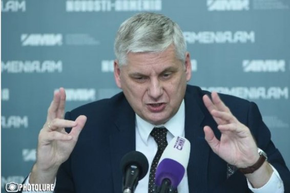 «Царствует, но не управляет»: Маркедонов - об отставке президента Армении, его сравнении с английской королевой и нежелании слиться с «бархатными революционерами»