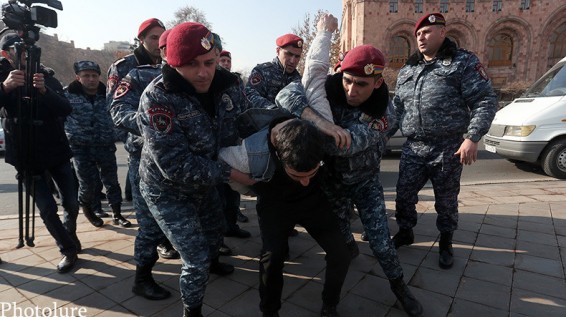 Полицейские подвергают приводу участников акции против повышения стоимости ОСАГО