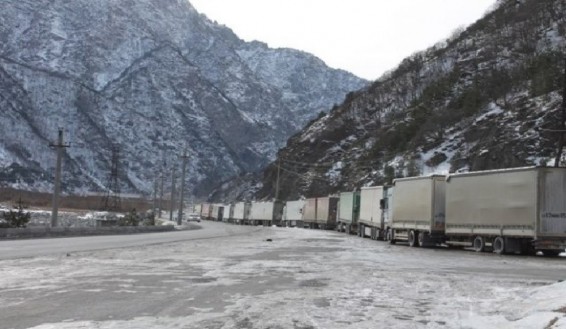 Լարսի ճանապարհը փակ է բեռնատարների համար