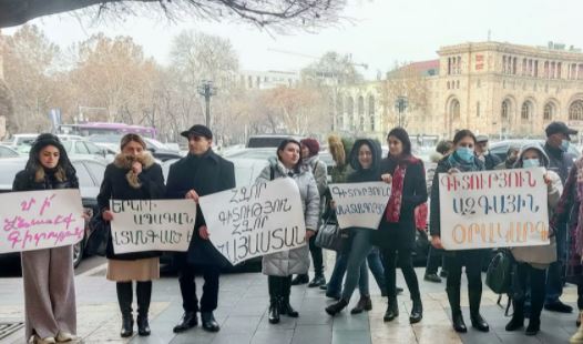 Сотрудники Академии наук устроили акцию у здания парламента – у них отбирают территорию