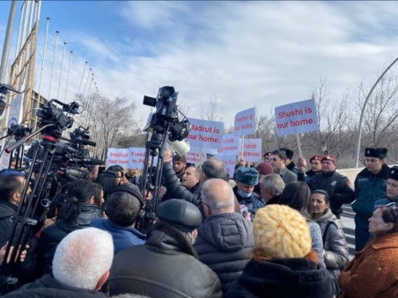 У Спортивно-концертного комплекса в Ереване проходит акция протеста