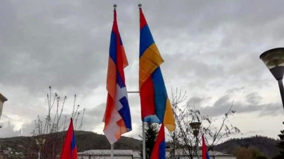 Արցախի դրոշն արդեն ծածանվում է Հայաստանի տարբեր քաղաքներում