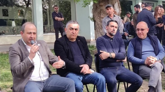 Մեր հասարակությունը գտնվում է երկու կրակահերթի ներքո՝ մեկը թշնամի պետությունից, մեկը իշխանությունից. Ռուբեն Մելքոնյան