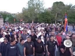 Արթուր Վանեցյանը համակիրների հետ երթ է իրականացնում Երեւանում (ուղիղ)