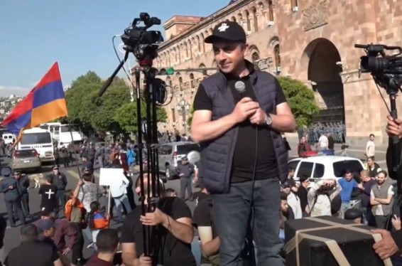 Նիկո՛լ, քեզ հաշված օրեր են մնացել, ամեն օր գալու ենք քո հետևից, դու ժողովրդին փշալարերի հետևից ես նայելու․ Իշխան Սաղաթելյան