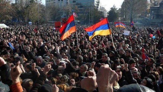 Ընդդիմադիրները, շեղվելով երթից, շրջափակել են կառավարության մասնաշենքերից մեկը․ ուղիղ