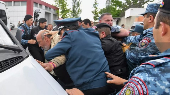 Հրանտ Մելիք-Շահնազարյան. Ոստիկանի դիմաց զոհվածի հայր է հայտնվում, տարեց գիտնական… չեն նայում, տապալում գցում են գետնին