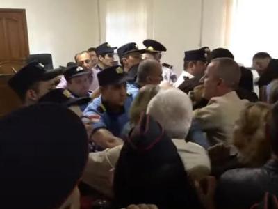 Օրենքի մարդն «արա»–ով ա խոսո՞ւմ. վիճաբանություն եւ քաշքշուկ կարգադրիչների եւ զոհվածների հարազատների միջեւ