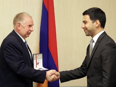 Բադասյանը ՀՀ-ում ՌԴ մաքսային ծառայության ներկայացուցիչ Ս.Գարմոննիկովին պարգևատրել է մեդալով