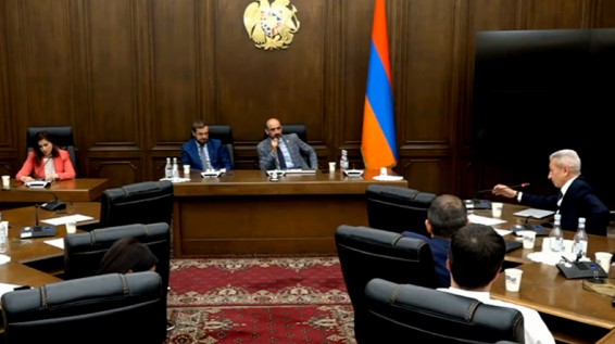 Ջանջուղազյանը Պապոյանին բացատրում է ավիովթարի զոհերի ու քովիդի կապը
