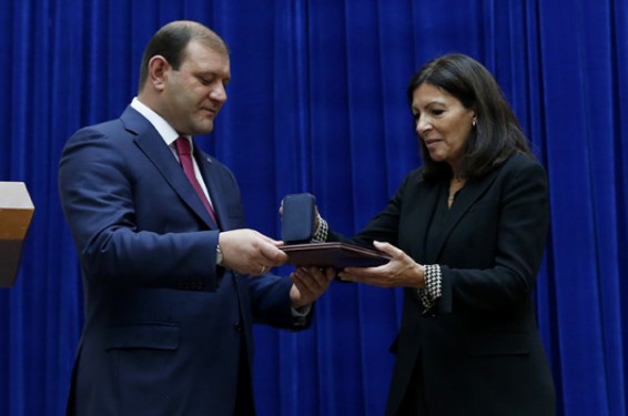 Փարիզի քաղաքապետ Անն Իդալգոն պարգևատրվել է Երևանի քաղաքապետի ոսկե մեդալով