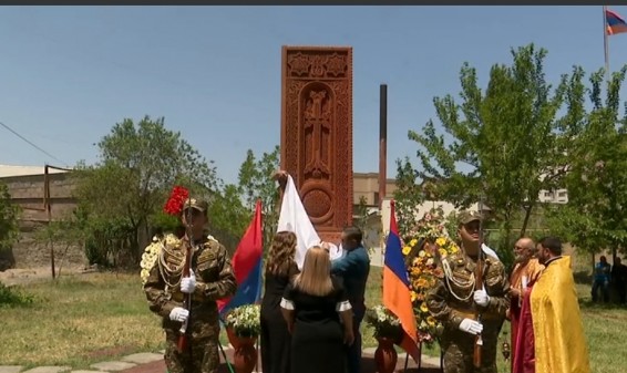 Երևանի համար 195 դպրոցի բակում տեղադրվեց 44-օրյա պատերազմում զոհված  10  հերոսների հիշատակն անմահացնող խաչքար