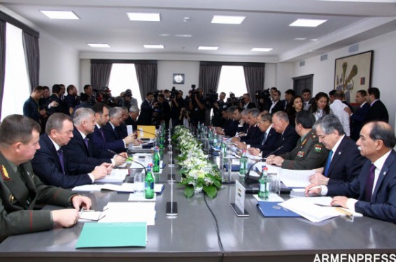 ՀԱՊԿ նախարարների նիստում Բելառուսի և Հայաստանի նախարարները փոխանակվեցին ՀԱՊԿ սիմվոլ արձաններով