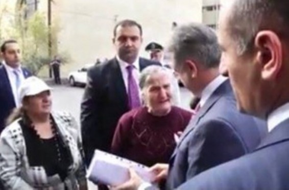 Video. Վարչապետը մխիթարեց լացող տիկնոջը, խոստացավ օգնել