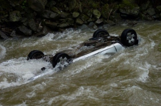 Թեղուտ գյուղի մոտ ավտոմեքենան ընկել է Աղստև գետը