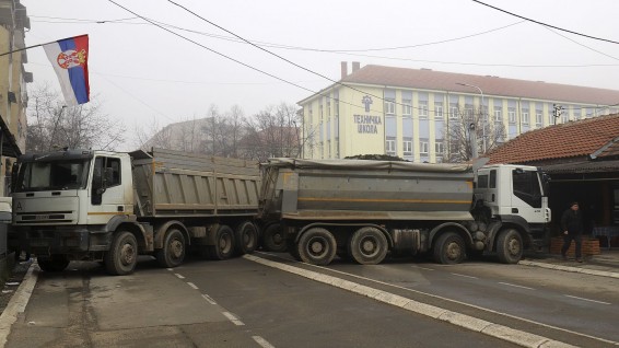 Сербы заблокировали дороги в городе Косовска-Митровица на севере Косово