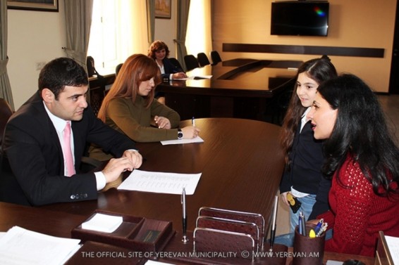 Քաղաքացիների ընդունելություններին մասնակցել են Երևանի քաղաքապետի տեղակալները, աշխատակազմի քարտուղարը և այլ պատասխանատուներ