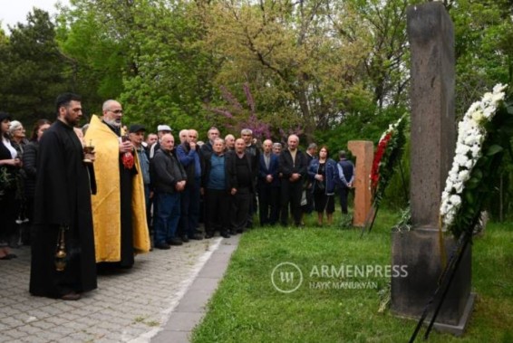 Беженцы и лица, занимающиеся их проблемами, возложили цветы к памятнику жертвам Сумгаита в Ереване