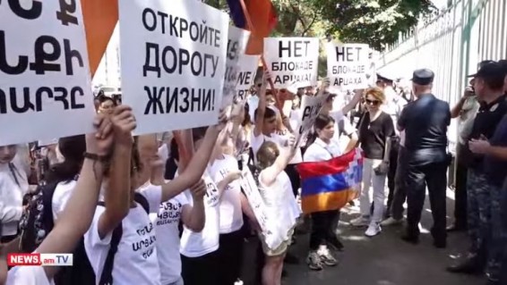 В Ереване у посольства Франции проходит митинг в поддержку Арцаха