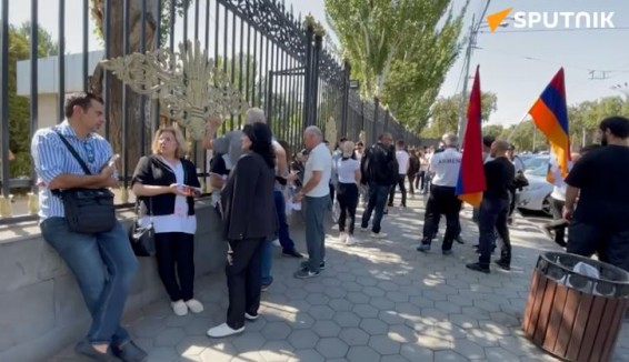 Акция протеста проходит перед зданием парламента Армении в Ереване