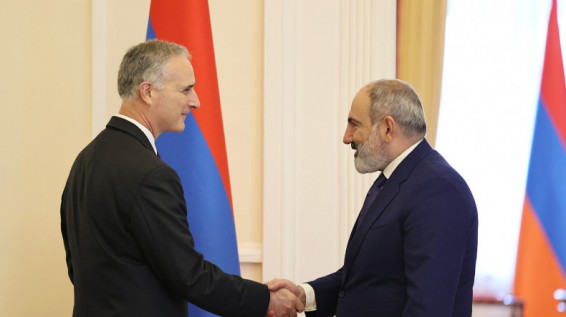 Փաշինյանն ընդունել է Լուիս Բոնոյին