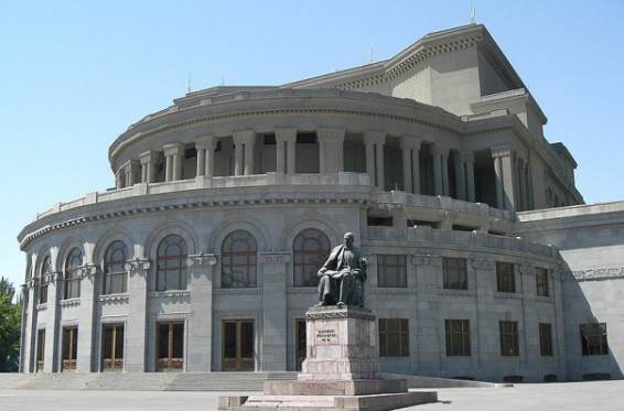 Ճիշտ է` մայր ու աղջիկ մի հիմնարկում չպետք է աշխատեն, բայց դա իմ ընտանիքին չի վերաբերում. Օպերայի աշխատակից