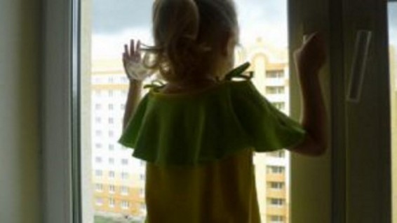 Девочка, которая выпала из окна на 7-м этаже, пришла в себя