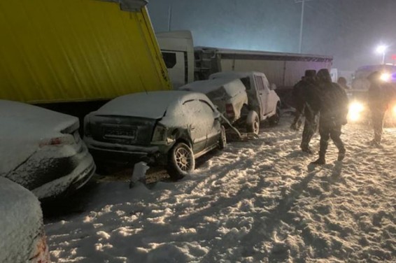 На Севанской трассе столкнулись 17 автомобилей, пострадали 8 человек, в том числе ребенок