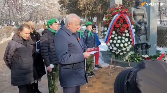 В Ереване российские дипломаты возложили цветы к памятнику детям блокадного Ленинграда