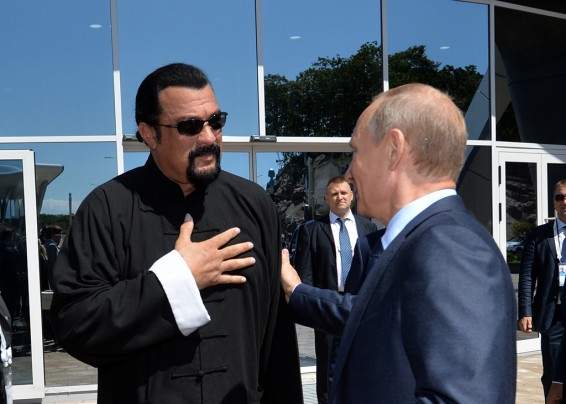 Путин дал Стивену Сигалу гражданство РФ