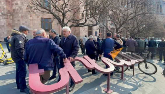 Вынужденные переселенцы из Карабаха провели в Ереване акцию, требуя решить вопрос жилья