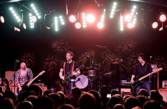 Թոմ Հենքսի որդին Eagles of Death Metal-ի մասին ֆիլմ կնկարահանի Փարիզի ահաբեկչությունից հետո