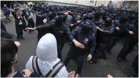 В Тбилиси задержали 20 участников акции протеста, среди них есть россиянин