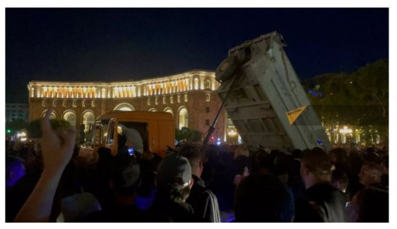 Водителю въехавшего на митинг грузовика предъявлено обвинение – СК Армении