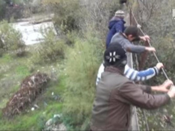 Ադրբեջանում աշակերտներն ու ուսուցիչները ստիպված են գյուղի դպրոց հասնել խողովակի վրայով