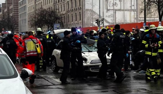 В Мюнхене автомобиль протаранил толпу людей