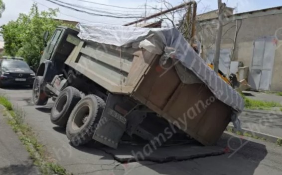«Կամազ»-ը հայտնվել է խոտանված ասֆալտապատ հատվածի մեջ ու կիսակողաշրջվել. խմելու ջուրն անխնա հոսում է