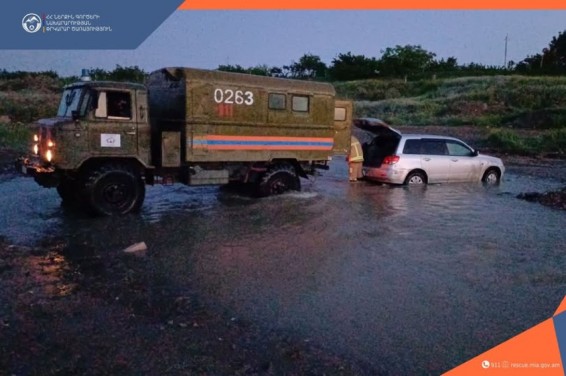 Վանաշենում մեքենան ընկել է սելավատարի մեջ