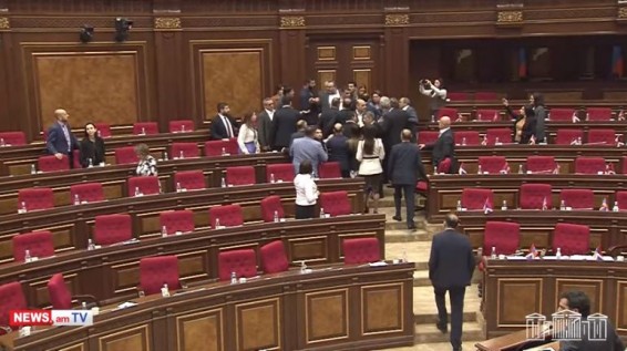 Обстановка на заседании Национального Собрания Армении накалилась до предела