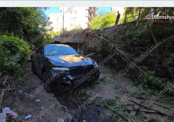«BMW X6»-ը բարձրությունից ընկել ու կողաշրջվել է. ավտոմեքենայում հայտնաբերվել են կասկածելի փաթեթներ