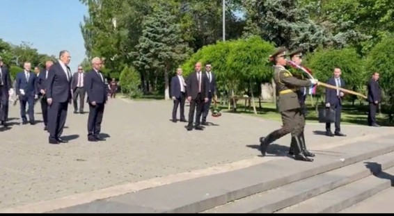 Լավրովը ծաղկեպսակ է դրել «Մայր Հայաստան» հուշարձանի անմար կրակի մոտ. Միրզոյանը չի ուղեկցել նրան