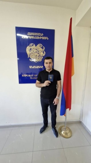 Հետևողական պայքարի արդյունքում այսօր վերջապես ստացա ՀՀ քաղաքացու անձնագիր. Արթուր Չախոյան