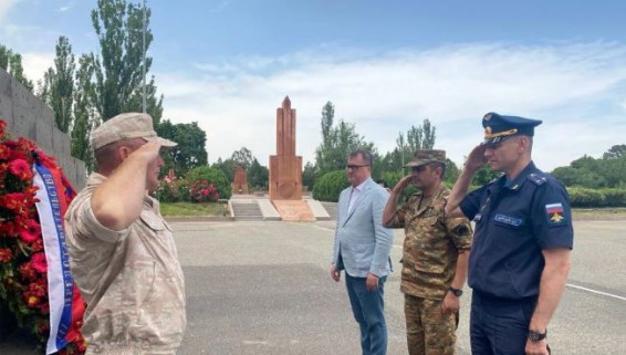 Российские военные в Сардарапате почтили память армян и русских, остановивших турков