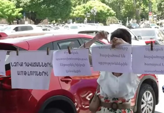 Акция в защиту церкви прошла у здания правительства в Ереване