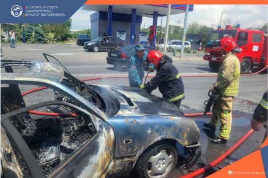 Երևանում «Mercedes-Benz» է այրվել, վարորդն ու ուղևորը հոսպիտալացվել են