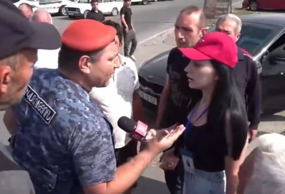 Կարմիր բերետավորը հարվածեց լրագրողին