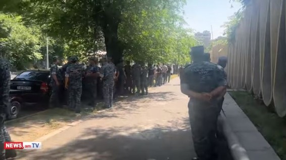 Полицейские несут усиленную службу по всей территории правительственных дач Конда на основе оперативных данных