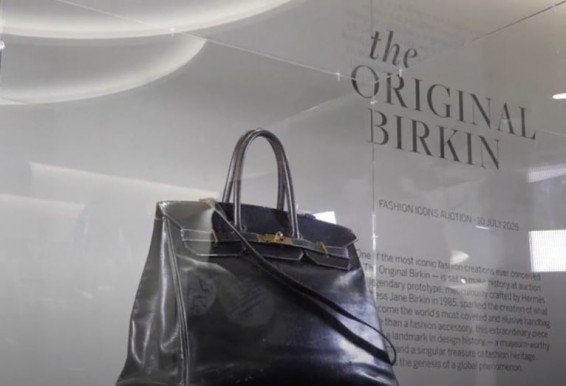 Легендарная сумка Birkin от Hermès ушла с аукциона за рекордные $10,1 млн.