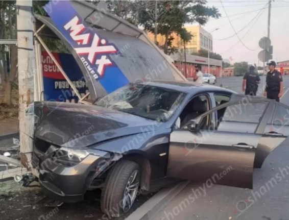 Երևանում «BMW»-ն մխրճվել է տրանսպորտի համար նախատեսված կանգառի մեջ, ապա բախվել երկաթե էլեկտրասյանը․ կան վիրավորներ