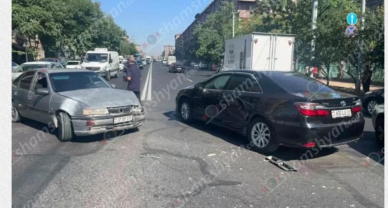 Երևանում իր ծառայողական մեքենայով վթարի է ենթարկվել Մալաթիա-Սեբաստիայի թաղապետ Ռոմիկ Մխիթարյանը